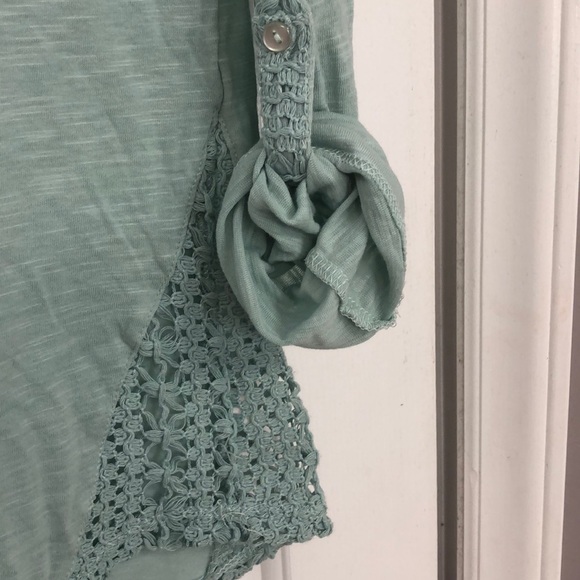 American rag tee with crocheted trim - Picture 3 of 3